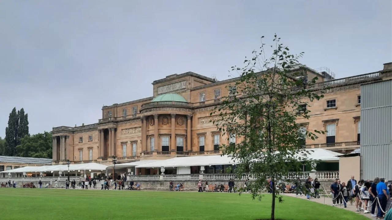 Behind Buckingham Palace London by Web2F